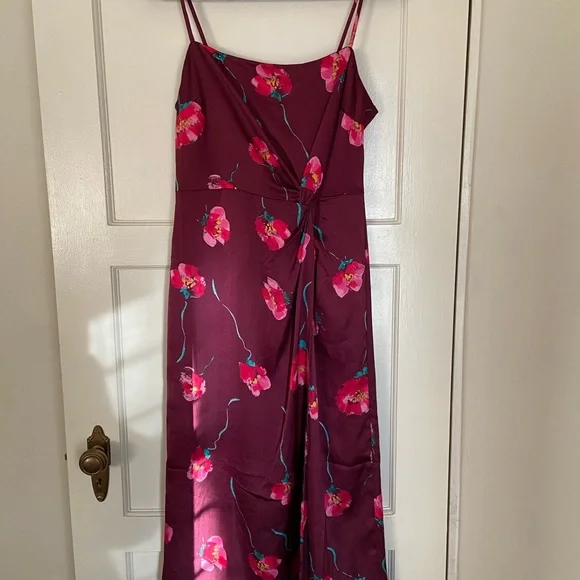 Beautiful dress new without tag, it’s size M - Picture 3 of 3